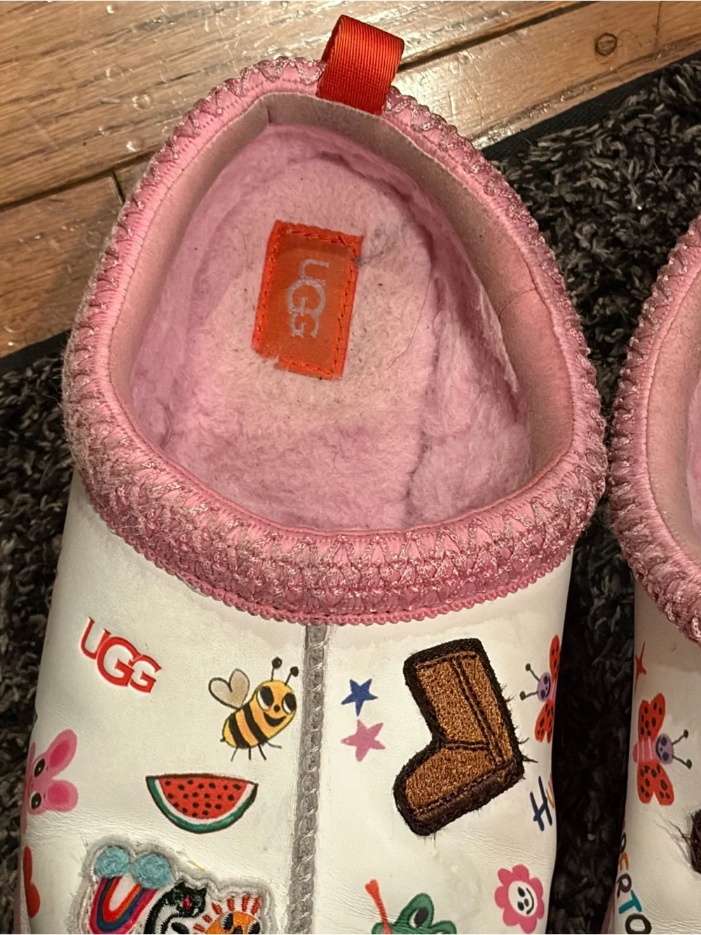 UGG Tazz Slippers Sketch Big Kids 6/W8 by artist Humberto Cruz
